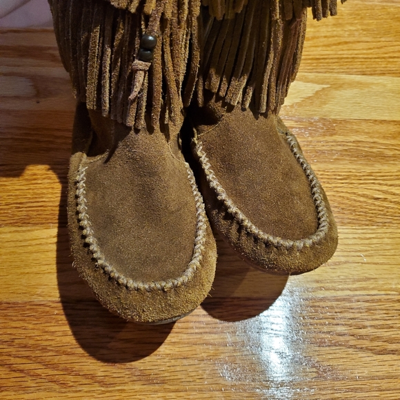 Minnetonka size 6 chocolate brown 2 layer fringe boots, used, good condition - Picture 4 of 10